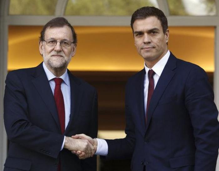 Rajoy y Sánchez, saludo serio en La Moncloa