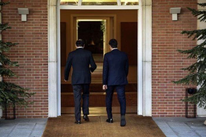 Rajoy y Sánchez, saludo serio en La Moncloa
