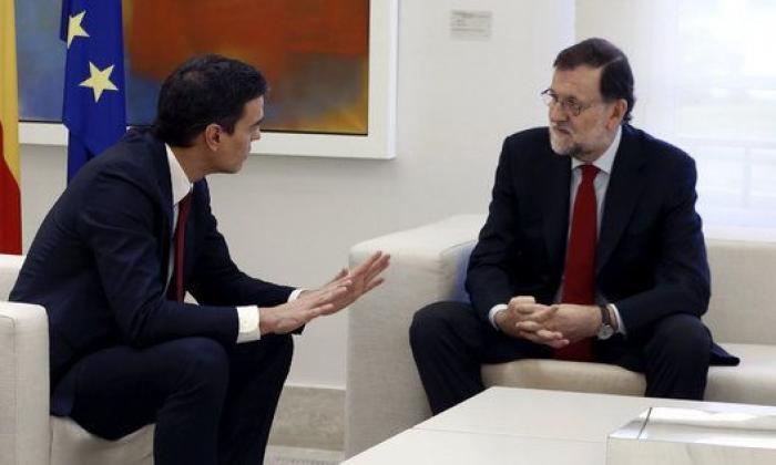 Rajoy y Sánchez, saludo serio en La Moncloa