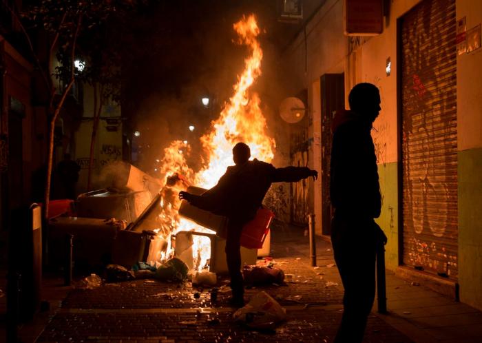 El vídeo de las cargas policiales en Lavapiés que indigna a las redes