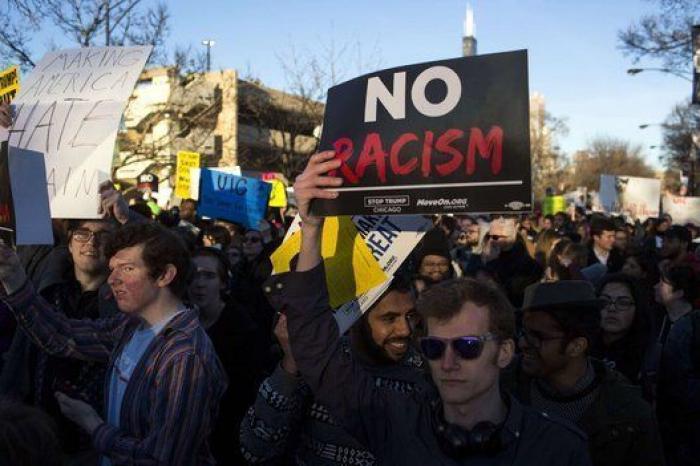 Cinco detenidos y dos policías heridos en un altercado que ha impedido un mitin de Trump