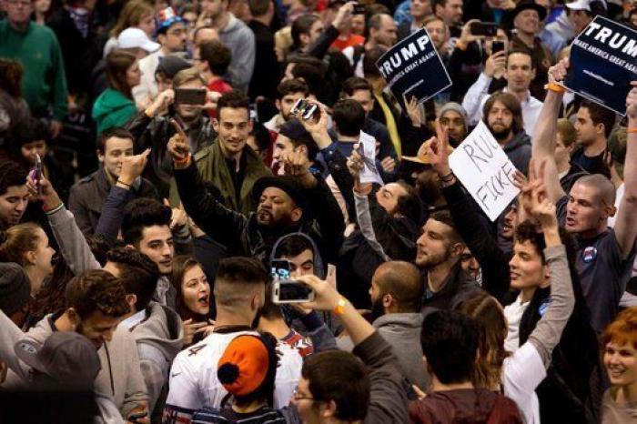 Cinco detenidos y dos policías heridos en un altercado que ha impedido un mitin de Trump