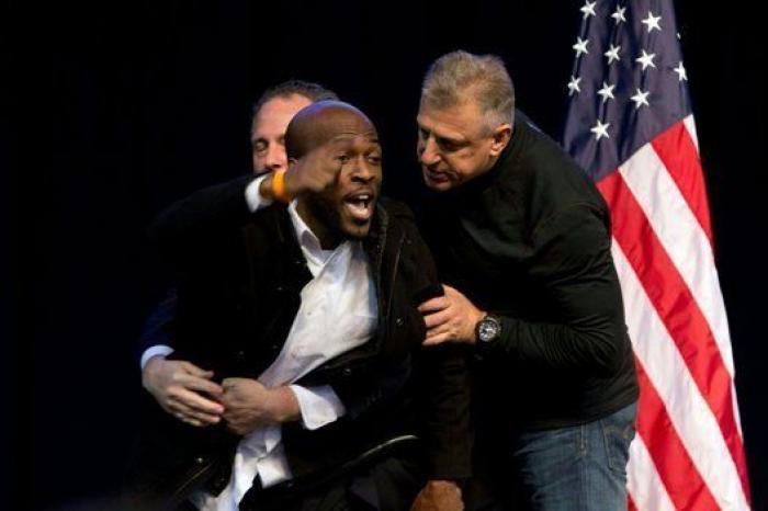 Cinco detenidos y dos policías heridos en un altercado que ha impedido un mitin de Trump