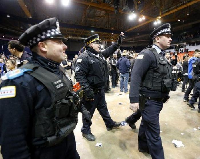 Cinco detenidos y dos policías heridos en un altercado que ha impedido un mitin de Trump