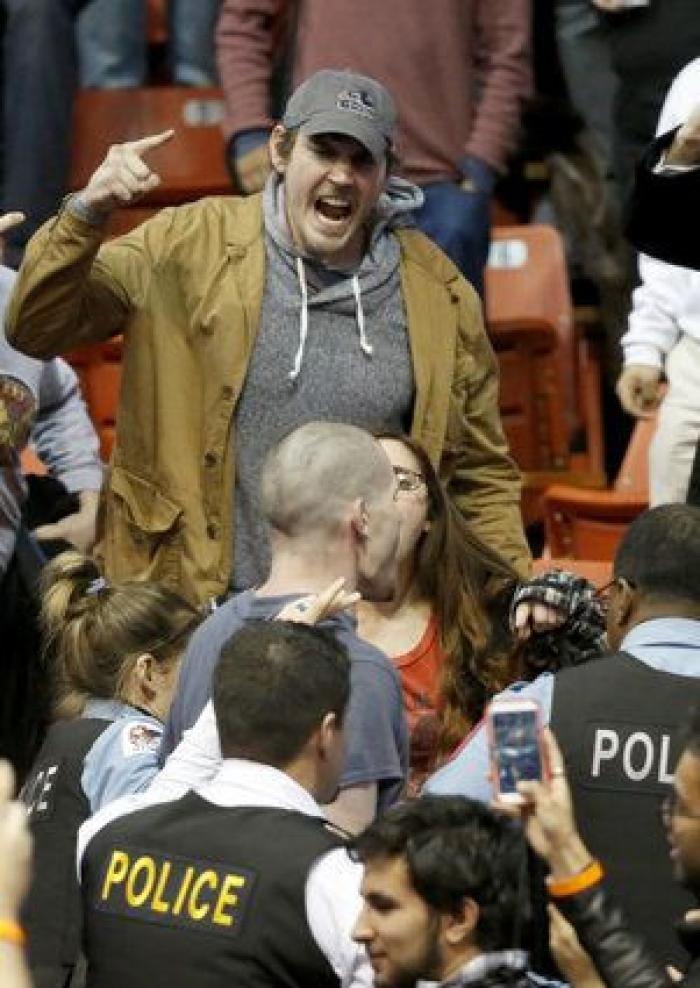 Cinco detenidos y dos policías heridos en un altercado que ha impedido un mitin de Trump