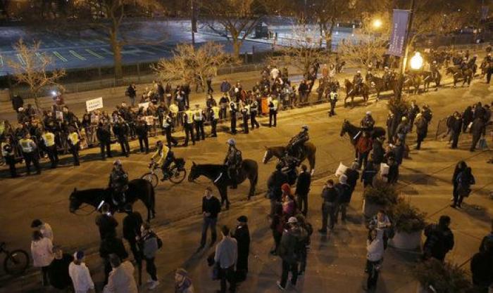 Cinco detenidos y dos policías heridos en un altercado que ha impedido un mitin de Trump