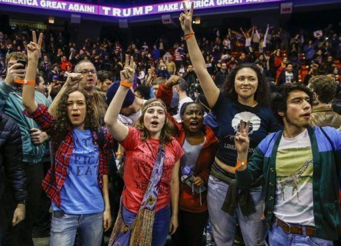 Cinco detenidos y dos policías heridos en un altercado que ha impedido un mitin de Trump