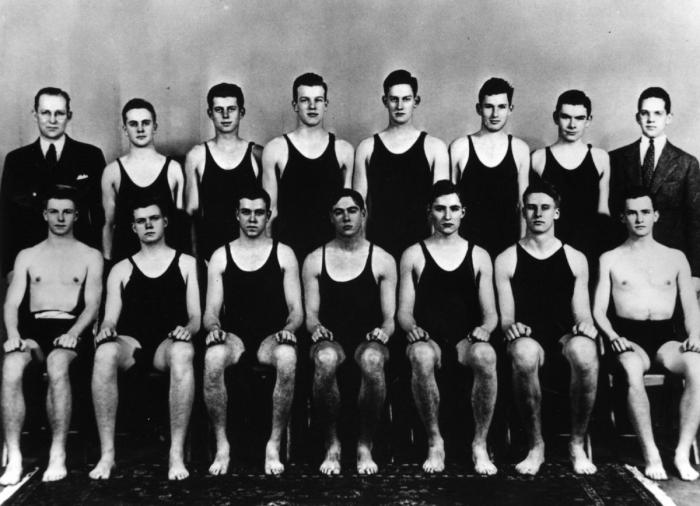 Cientos de seguidores de QAnon se reúnen para ver la 'resurrección' del hijo de John F. Kennedy