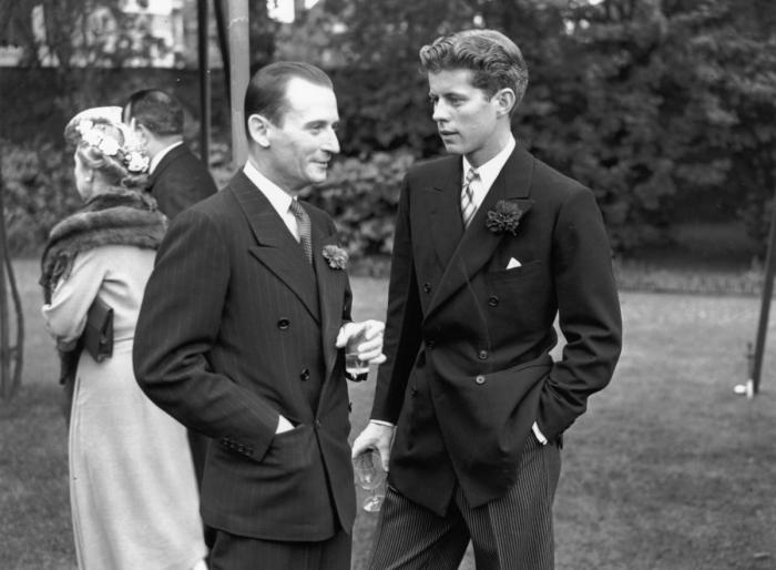 Cientos de seguidores de QAnon se reúnen para ver la 'resurrección' del hijo de John F. Kennedy