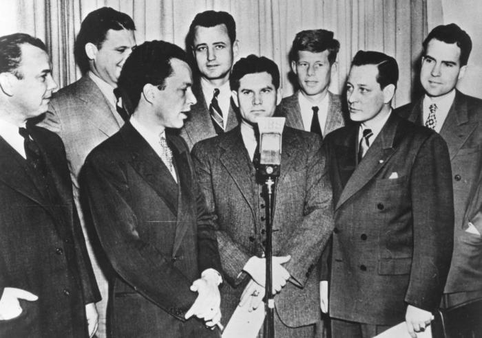 Cientos de seguidores de QAnon se reúnen para ver la 'resurrección' del hijo de John F. Kennedy