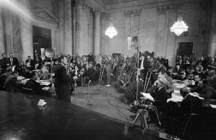 Cientos de seguidores de QAnon se reúnen para ver la 'resurrección' del hijo de John F. Kennedy