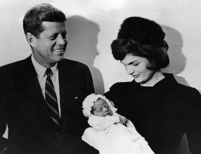 Cientos de seguidores de QAnon se reúnen para ver la 'resurrección' del hijo de John F. Kennedy
