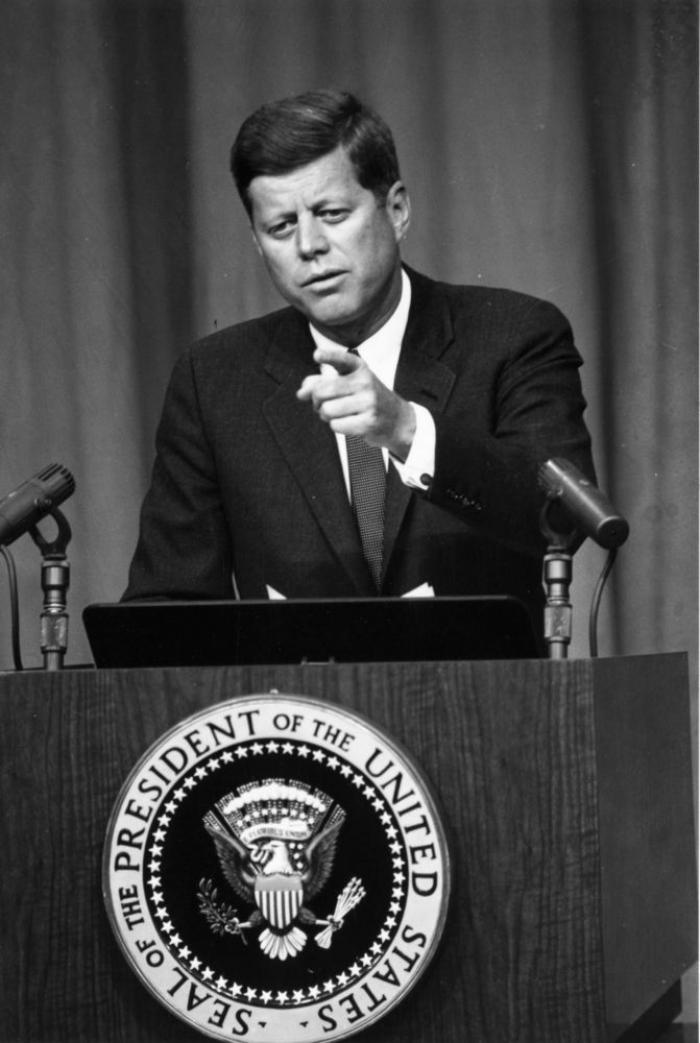 Cientos de seguidores de QAnon se reúnen para ver la 'resurrección' del hijo de John F. Kennedy