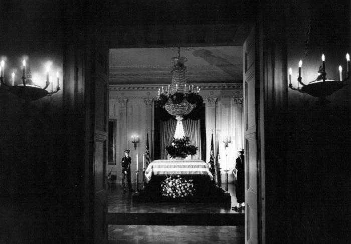 Cientos de seguidores de QAnon se reúnen para ver la 'resurrección' del hijo de John F. Kennedy