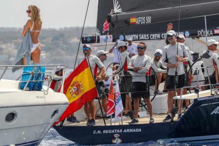¿Quién es la joven en bikini a la que mira el rey Felipe en esta foto?