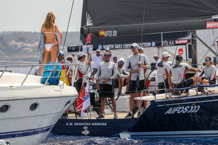¿Quién es la joven en bikini a la que mira el rey Felipe en esta foto?