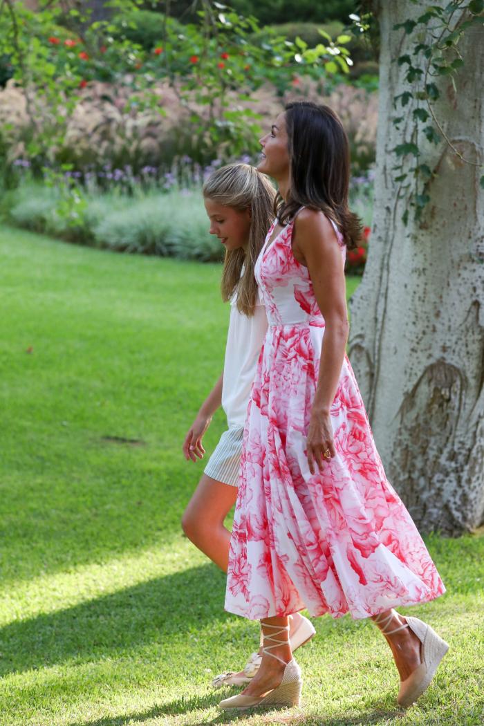 El detalle más desapercibido de esta foto genera teorías: fíjate en la oreja de Letizia