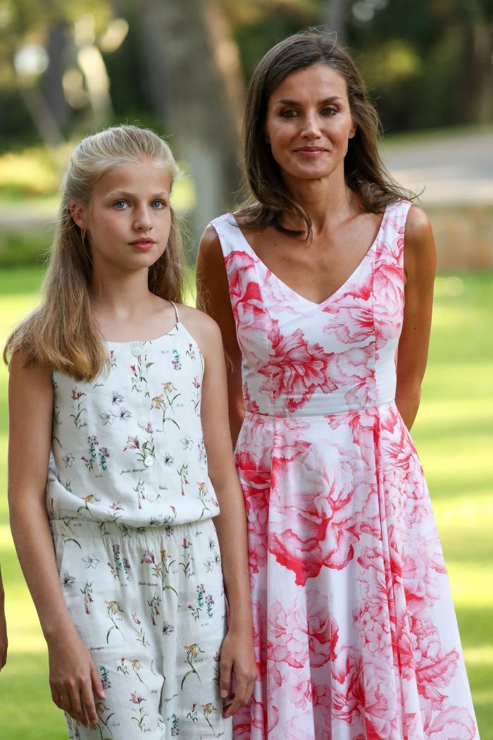 El detalle más desapercibido de esta foto genera teorías: fíjate en la oreja de Letizia