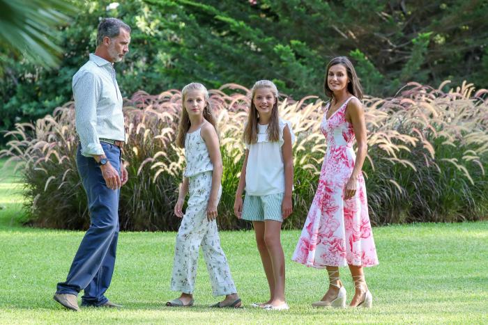 El detalle más desapercibido de esta foto genera teorías: fíjate en la oreja de Letizia