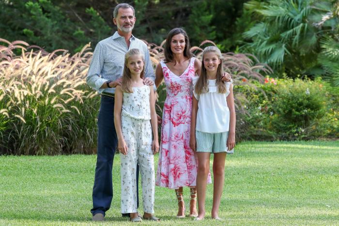 El detalle más desapercibido de esta foto genera teorías: fíjate en la oreja de Letizia