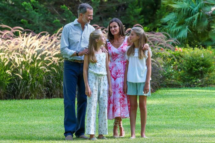 El detalle más desapercibido de esta foto genera teorías: fíjate en la oreja de Letizia