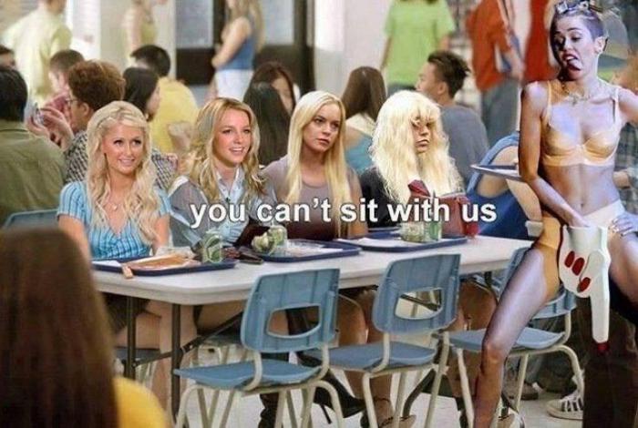 El collar vagina que Miley Cyrus lleva en esta foto es una verdadera joya