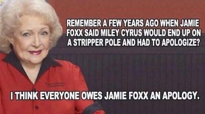 El collar vagina que Miley Cyrus lleva en esta foto es una verdadera joya