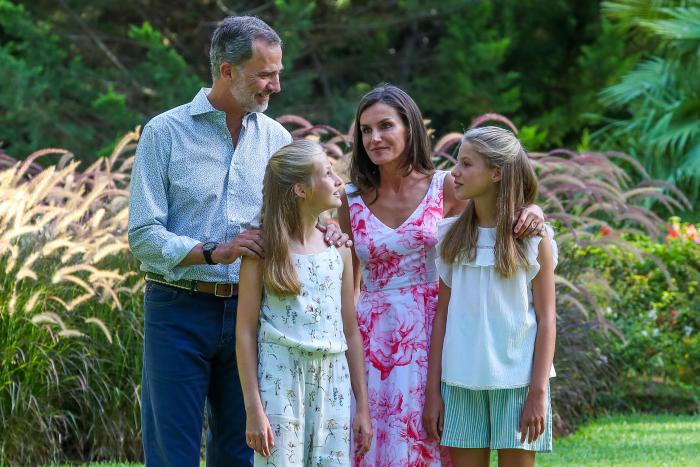 El detalle más desapercibido de esta foto genera teorías: fíjate en la oreja de Letizia