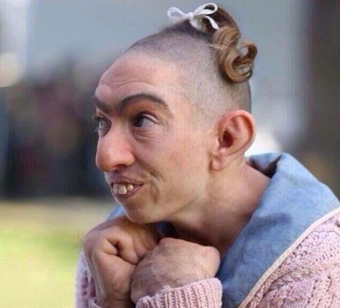 El collar vagina que Miley Cyrus lleva en esta foto es una verdadera joya