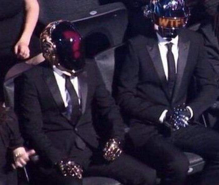 El collar vagina que Miley Cyrus lleva en esta foto es una verdadera joya