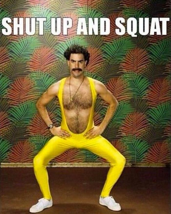 El collar vagina que Miley Cyrus lleva en esta foto es una verdadera joya