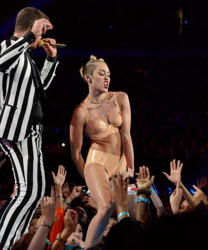 Un 'twerking' en la botadura de un buque de guerra desata una polémica en Australia