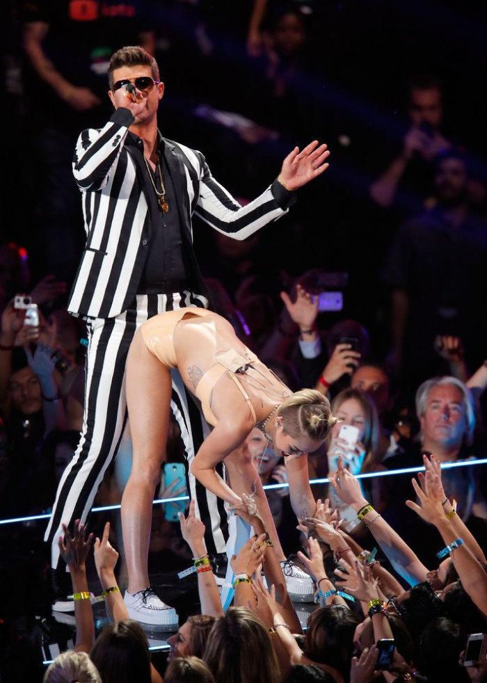 Un 'twerking' en la botadura de un buque de guerra desata una polémica en Australia