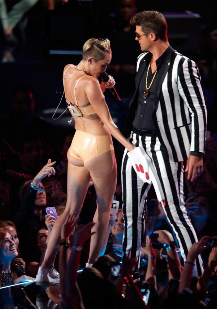 Un 'twerking' en la botadura de un buque de guerra desata una polémica en Australia