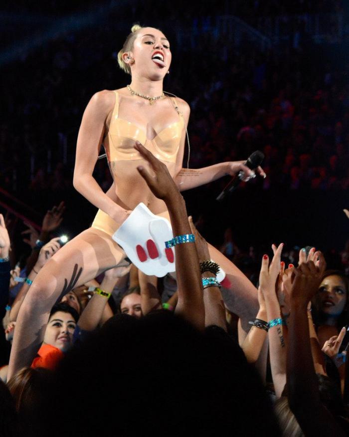 Un 'twerking' en la botadura de un buque de guerra desata una polémica en Australia