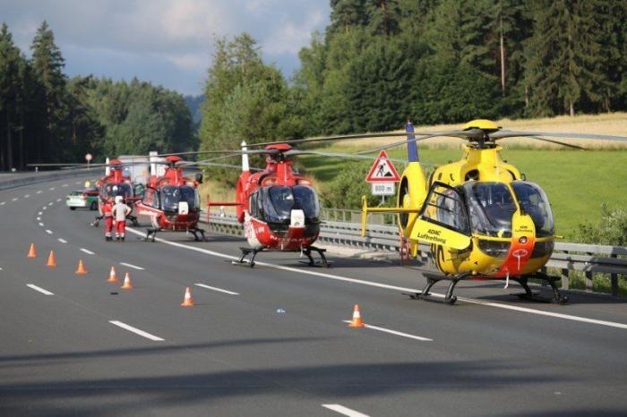 Un tráiler se empotra en una calle semipeatonal del centro de Sant Pol de Mar
