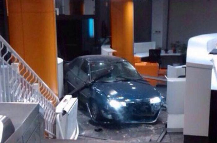 Un hombre que transportaba dos bombonas de butano empotra su coche contra la sede del PP