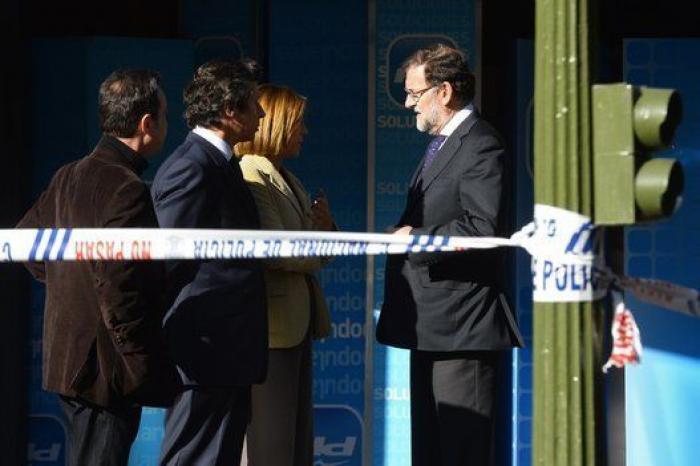 Un hombre que transportaba dos bombonas de butano empotra su coche contra la sede del PP