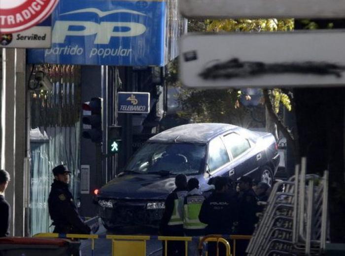 Un hombre que transportaba dos bombonas de butano empotra su coche contra la sede del PP