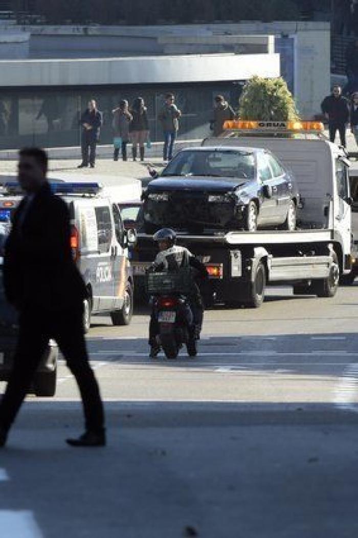 Un hombre que transportaba dos bombonas de butano empotra su coche contra la sede del PP
