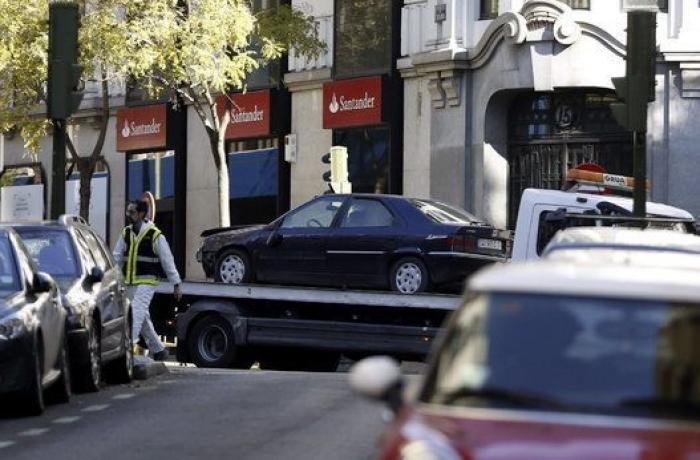 Un hombre que transportaba dos bombonas de butano empotra su coche contra la sede del PP