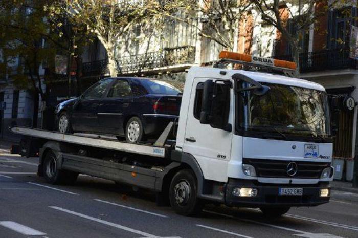 Un hombre que transportaba dos bombonas de butano empotra su coche contra la sede del PP