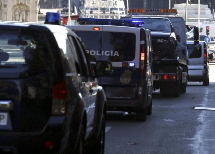 Un hombre que transportaba dos bombonas de butano empotra su coche contra la sede del PP
