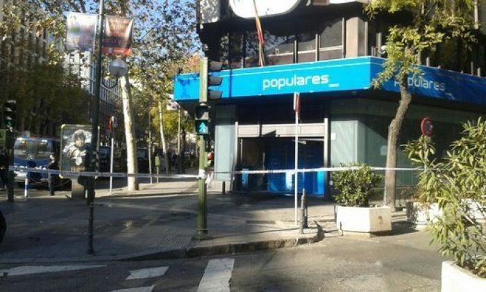Un hombre que transportaba dos bombonas de butano empotra su coche contra la sede del PP