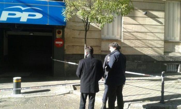 Un hombre que transportaba dos bombonas de butano empotra su coche contra la sede del PP