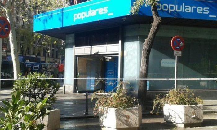 Un hombre que transportaba dos bombonas de butano empotra su coche contra la sede del PP