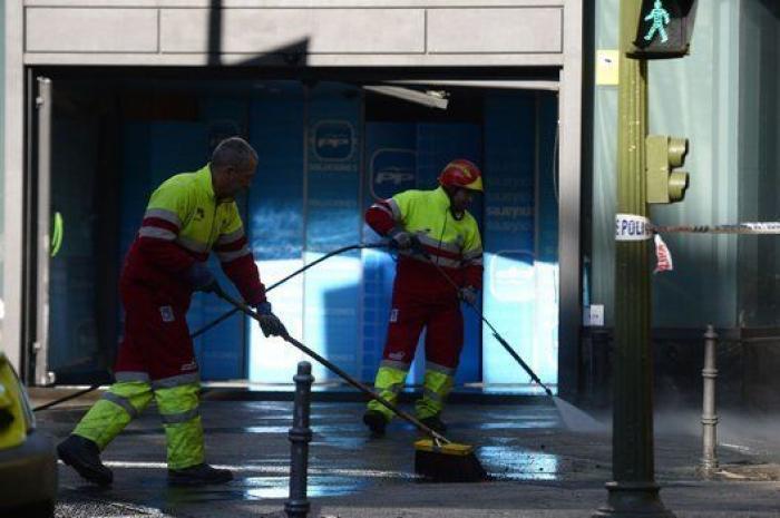 Un hombre que transportaba dos bombonas de butano empotra su coche contra la sede del PP