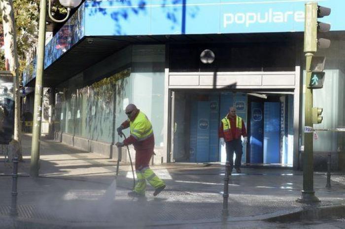 Un hombre que transportaba dos bombonas de butano empotra su coche contra la sede del PP