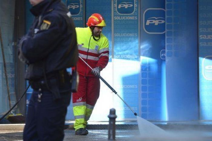 Un hombre que transportaba dos bombonas de butano empotra su coche contra la sede del PP