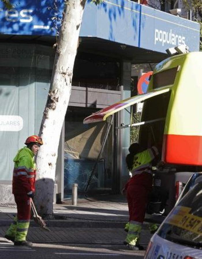Un hombre que transportaba dos bombonas de butano empotra su coche contra la sede del PP